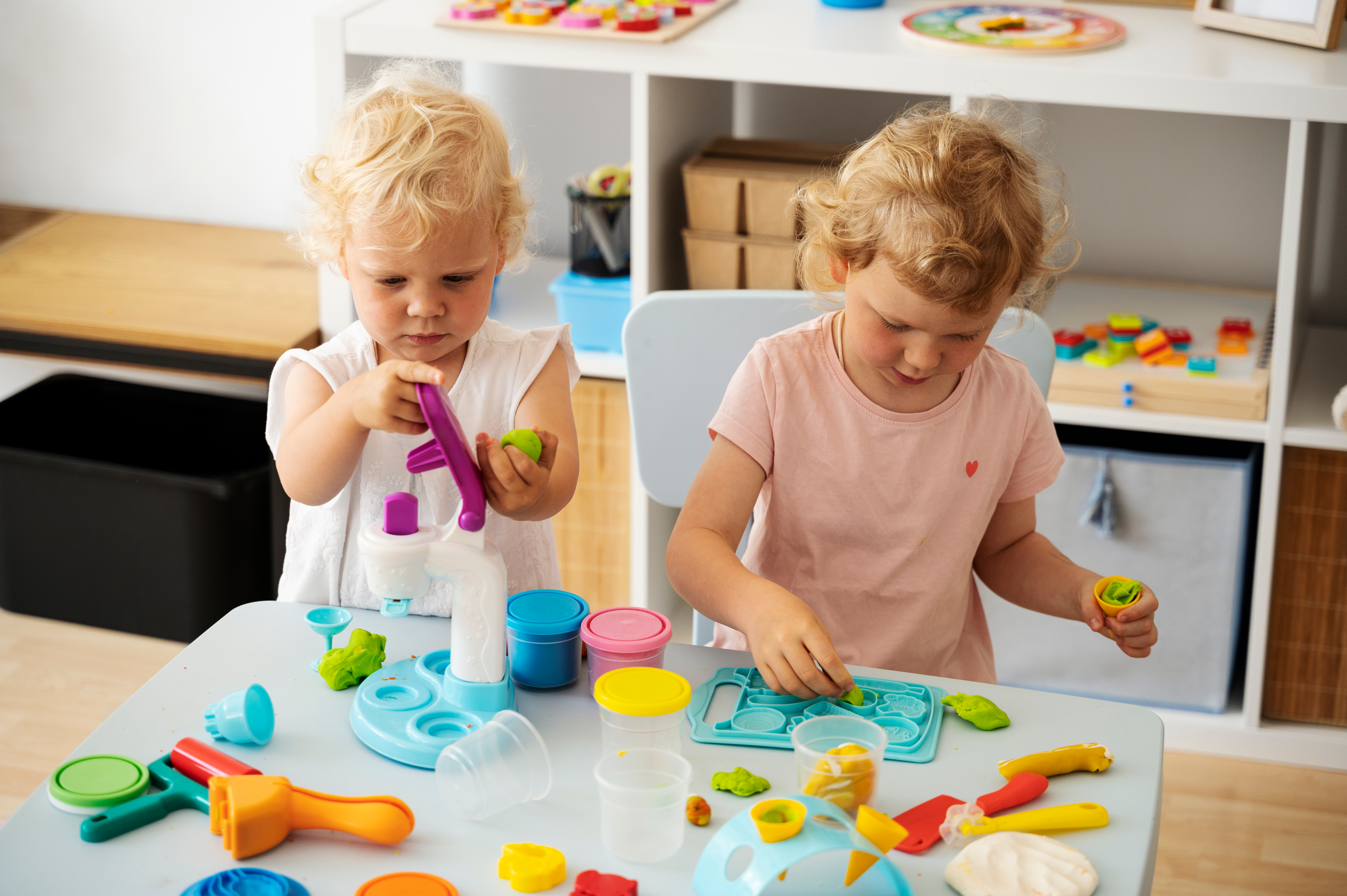 Діти граються в Smart Kids